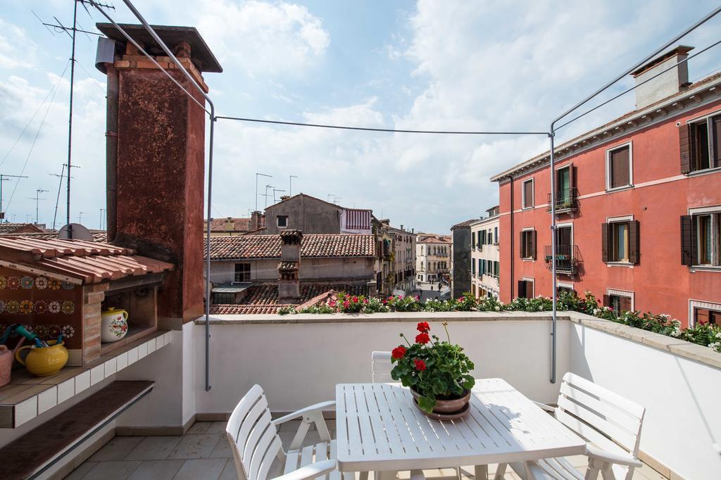 Savoia & Jolanda Apartments 2 Venedig Rum bild