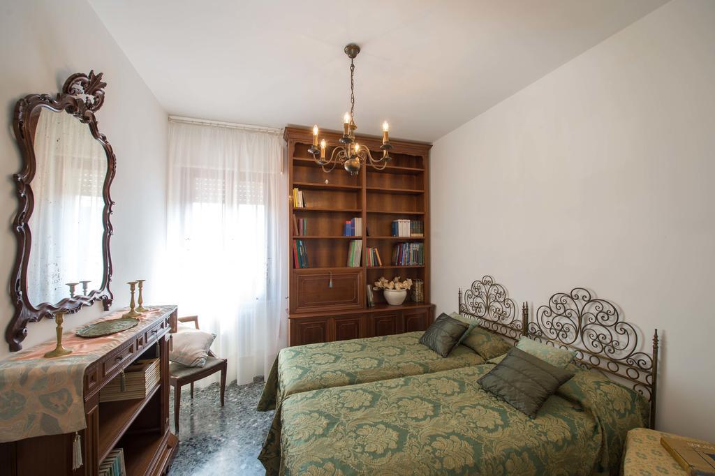 Savoia & Jolanda Apartments 2 Venedig Rum bild