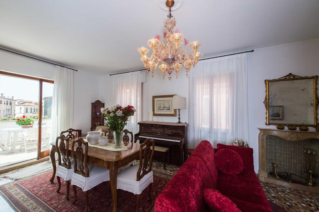 Savoia & Jolanda Apartments 2 Venedig Rum bild