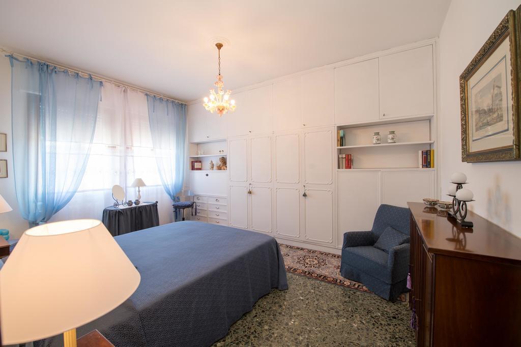 Savoia & Jolanda Apartments 2 Venedig Rum bild